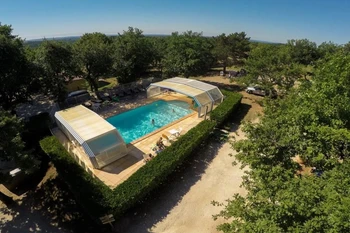 Piscine couverte et chauffée Village de Gîtes Les Collines d'Eyvigues 24580 Salignac Eyvigues Clévacances