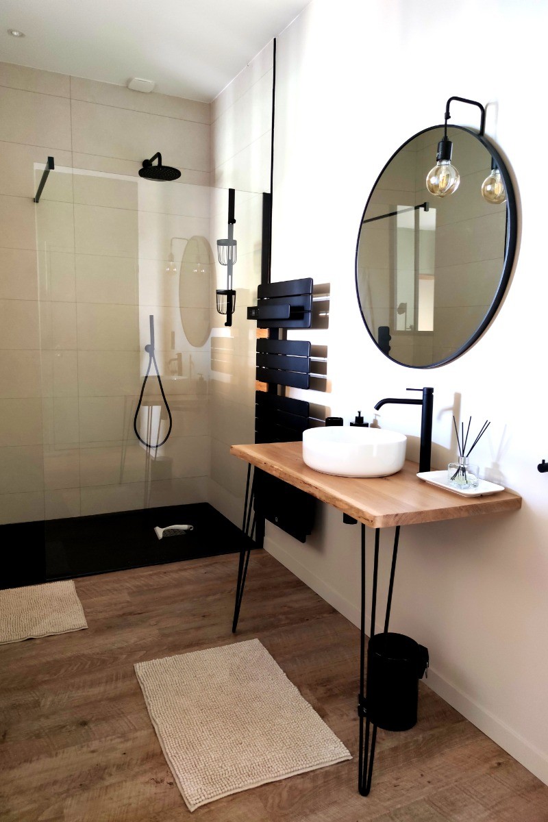 Salle d'eau avec douche XXL vitrée. WC séparés