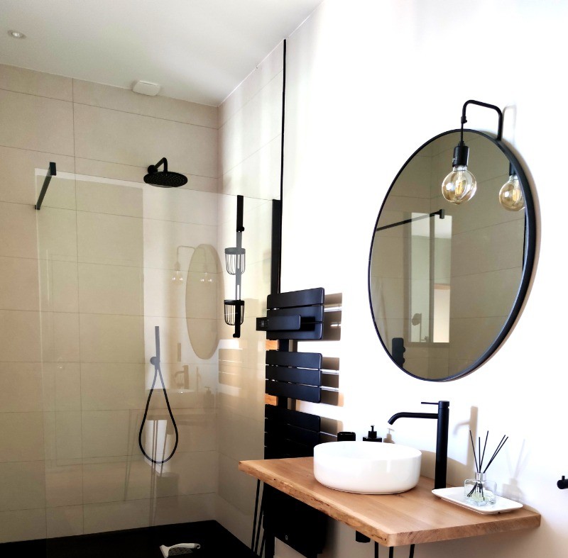 Salle d'eau avec douche XXL vitrée. WC séparés