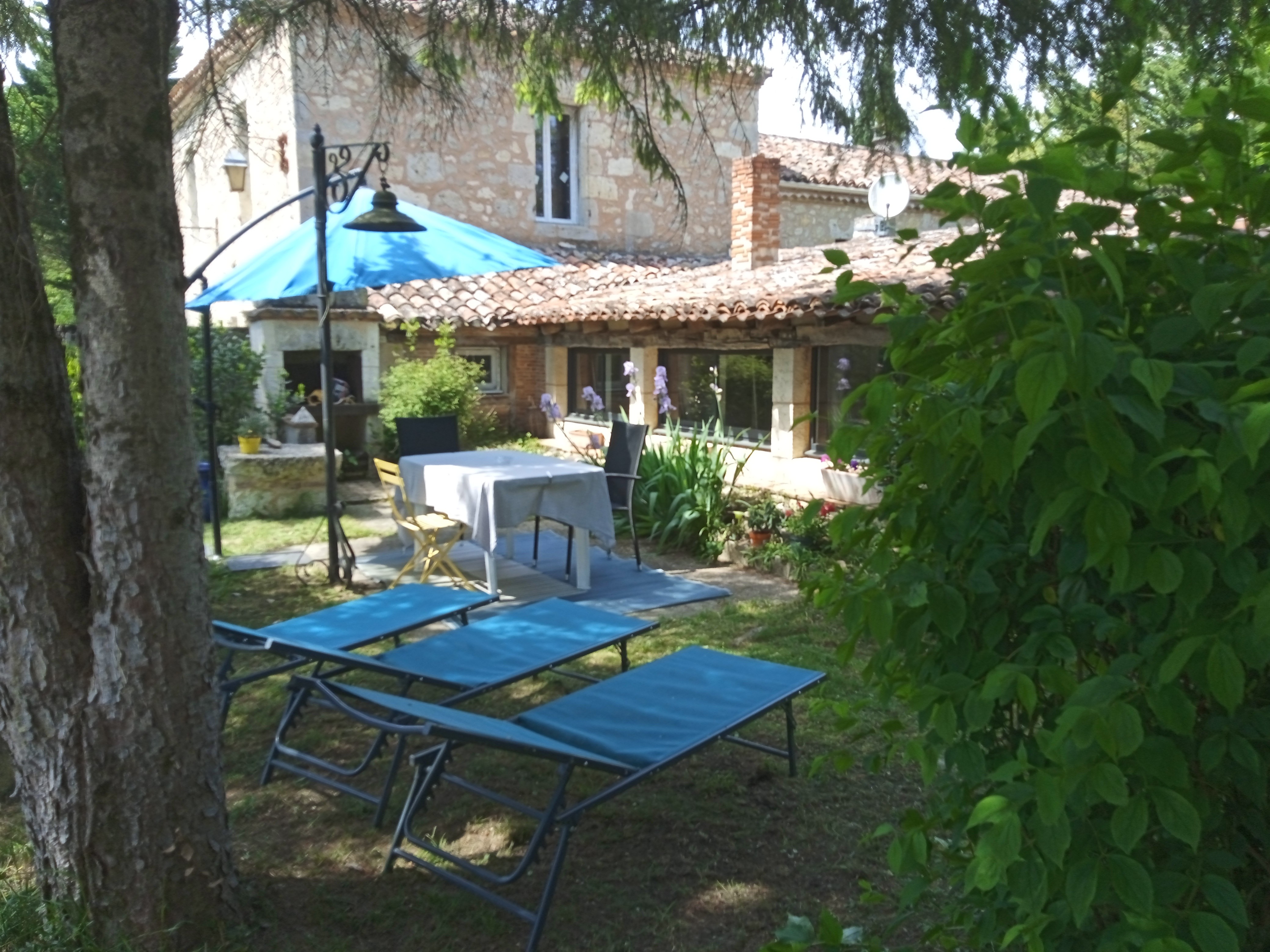 Maison basse en pierre sans vis à vis pour des vacances au calme