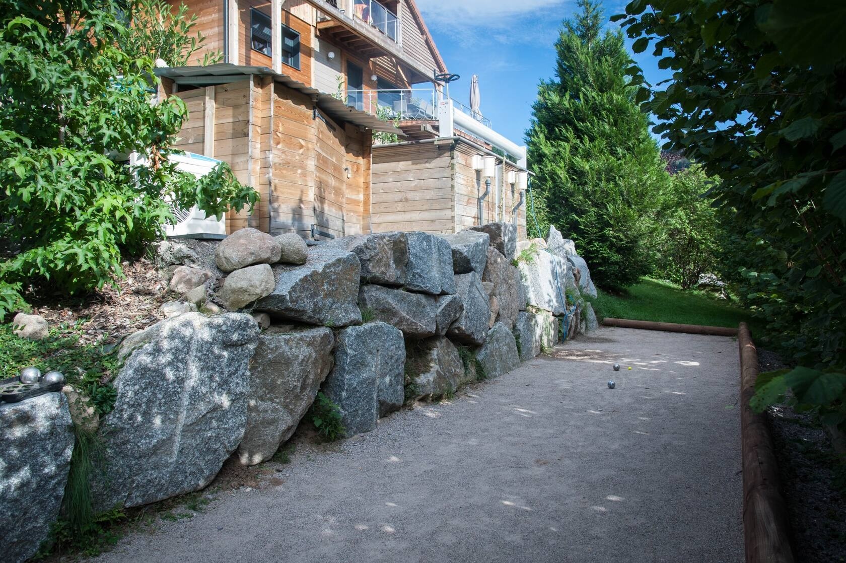 Shared pétanque court for the three chalets – Chalet Emma, with views of Gérardmer and its lake