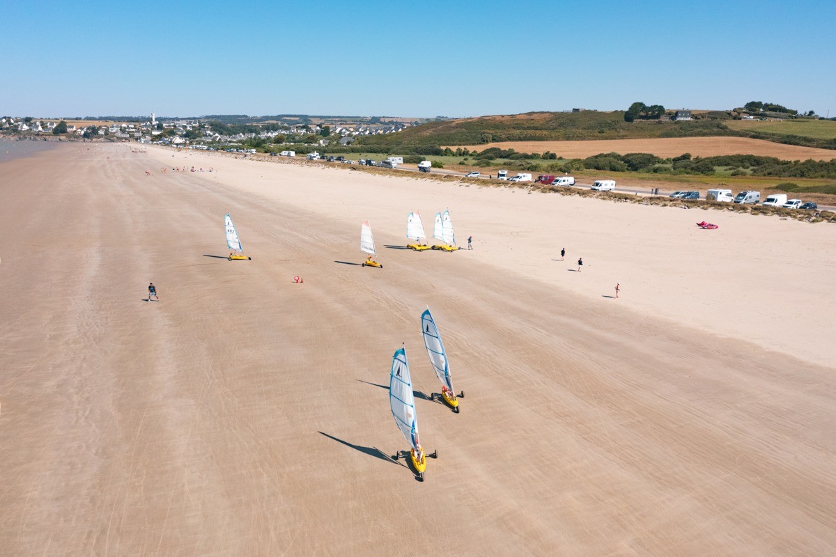 Pratique du char à voile sur la grande plage de Pentrez en face de la résidence
