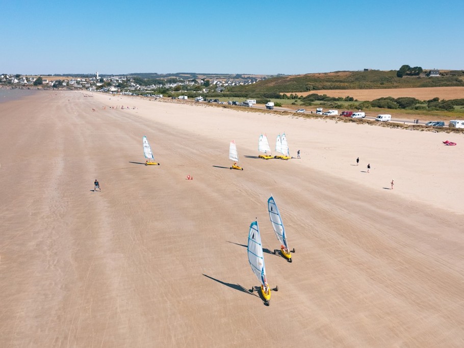 Pratique du char à voile sur la grande plage de Pentrez en face de la résidence