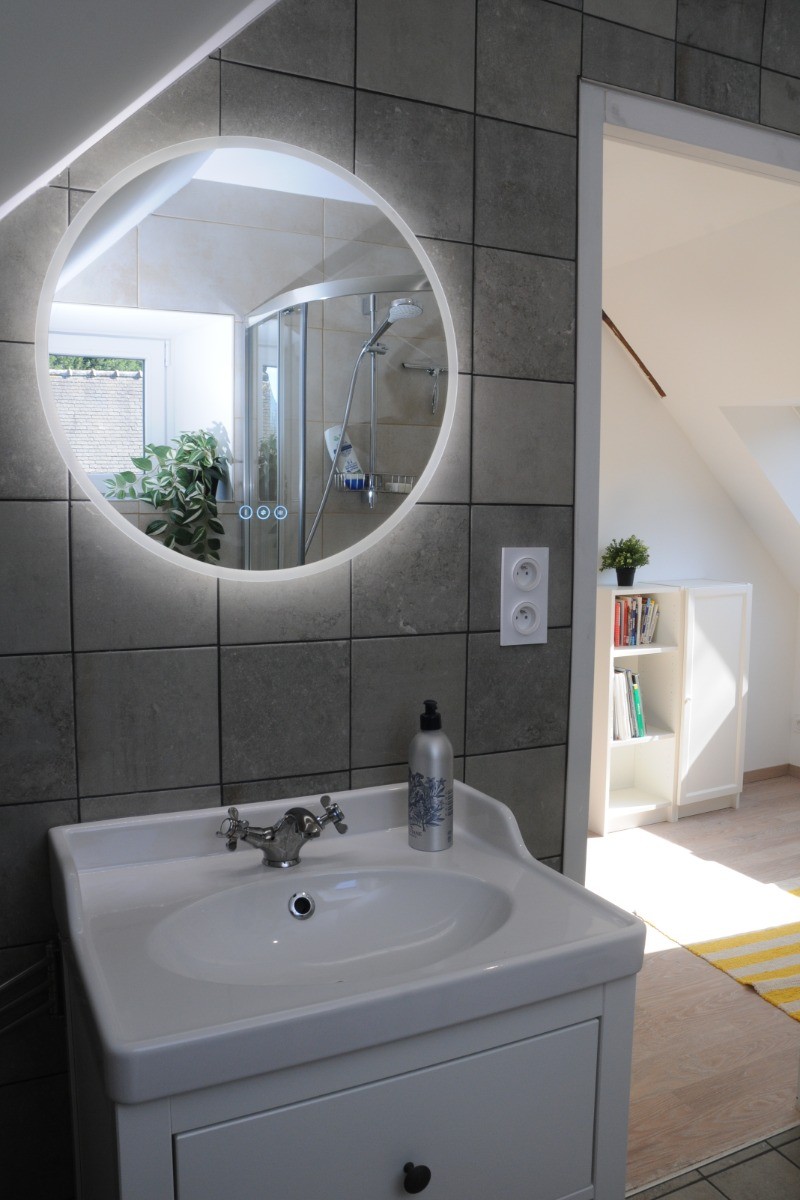 GALLET-SERRA location de vacances, Lanrodec, Clévacances, la salle d'eau de l'étage avec douche et WC