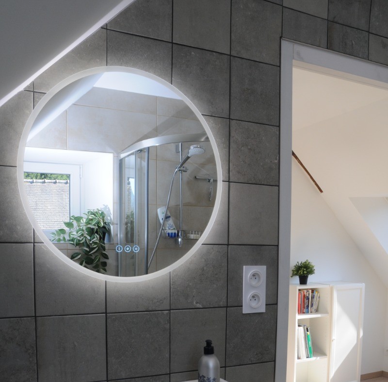 GALLET-SERRA location de vacances, Lanrodec, Clévacances, la salle d'eau de l'étage avec douche et WC