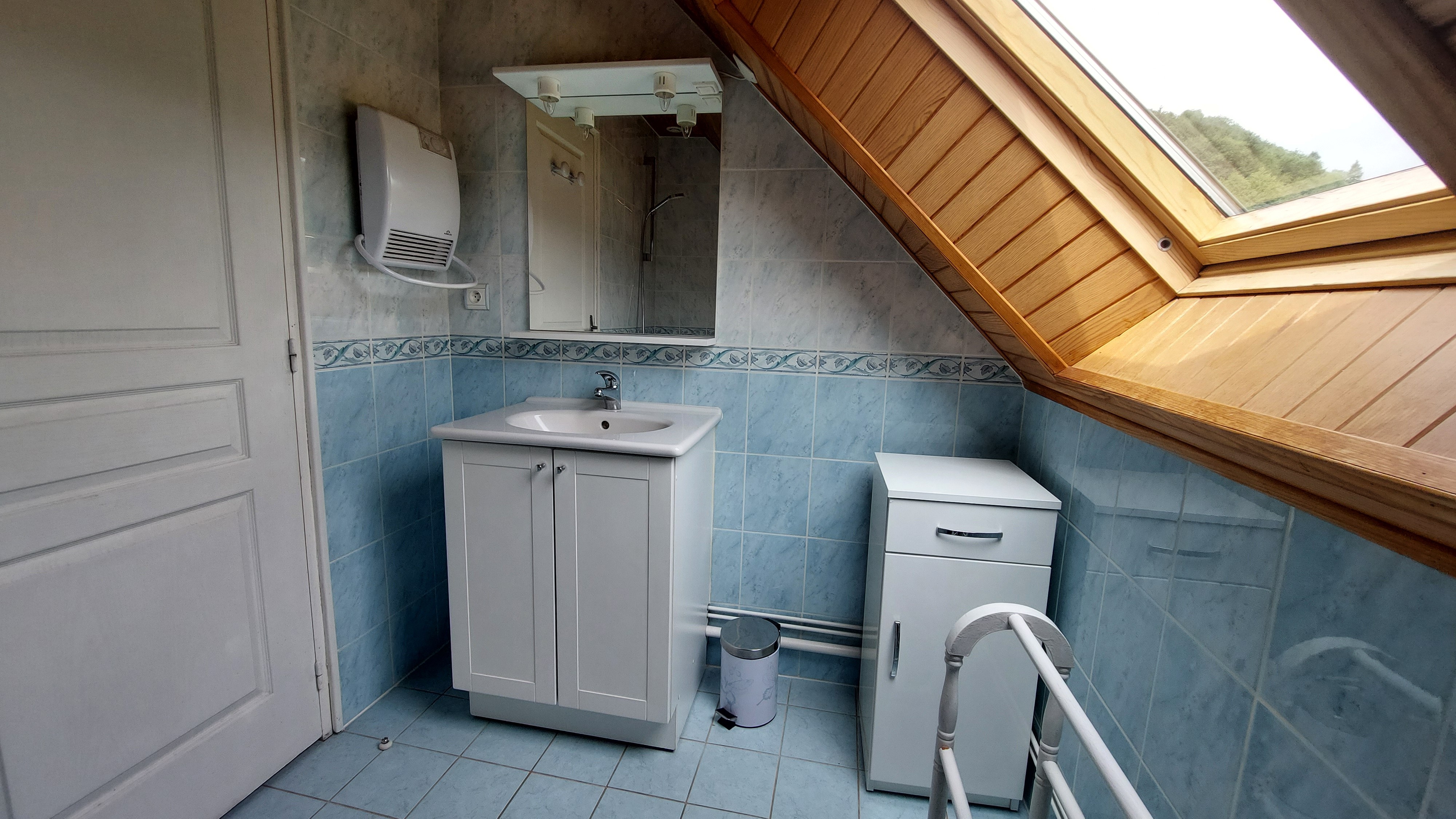 Salle de bain lumineuse avec vasque et fenêtre – Gîte à Laveissière dans le Cantal