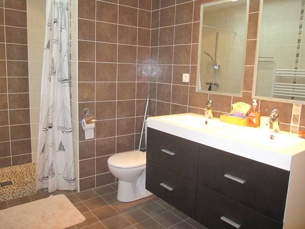 Salle d'eau avec 2 vasques et douche italienne