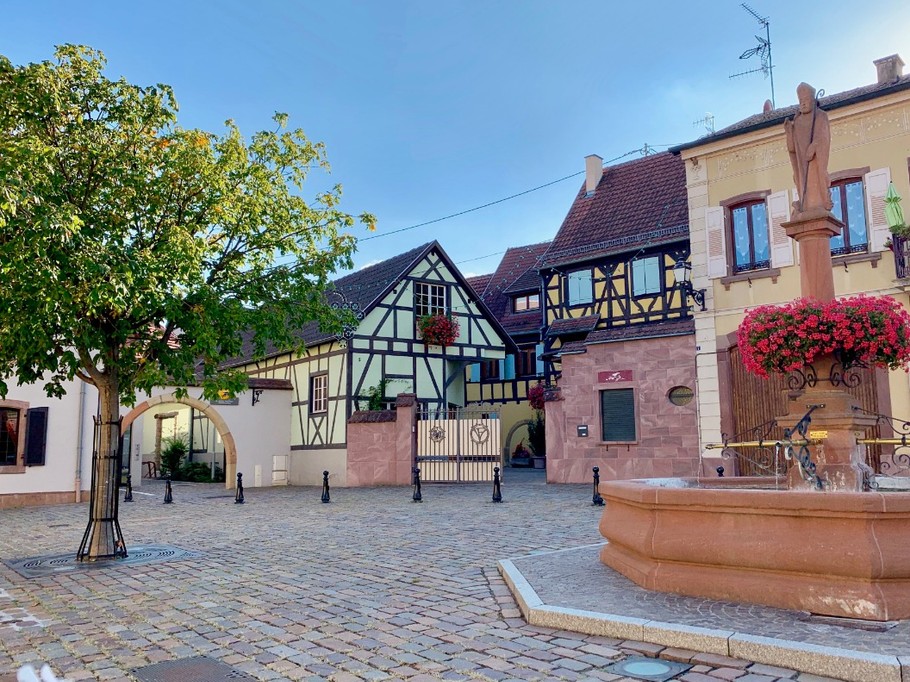 Vous êtes arrivés, le gîte se trouve dans la maison jaune à colombages dans la cour