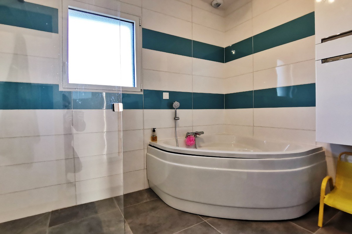 Salle d'eau avec baignoire - Maison de plain-pied équipée PMR - Location de vacances - Ploudalmézeau - Maison Roscaroc Aubertin