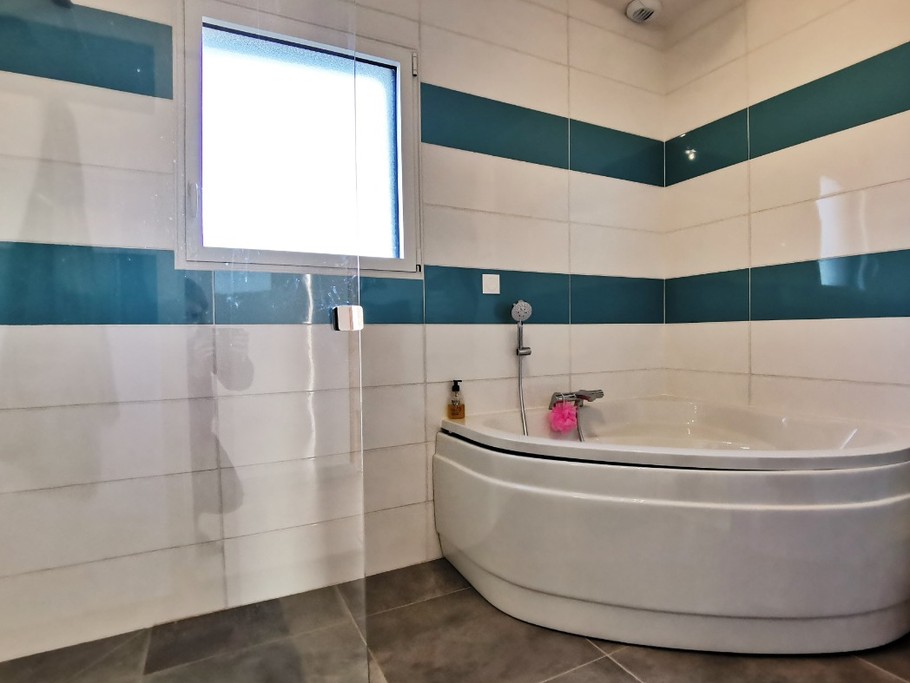 Salle d'eau avec baignoire - Maison de plain-pied équipée PMR - Location de vacances - Ploudalmézeau - Maison Roscaroc Aubertin