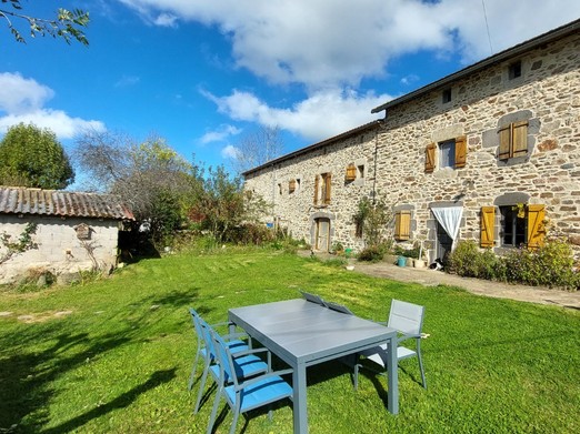 Vue extérieure de la maison d'hôtes avec terrasse accessible