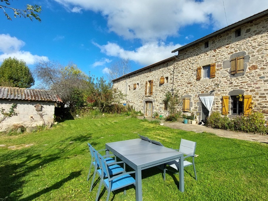Vue extérieure de la maison d'hôtes avec terrasse accessible