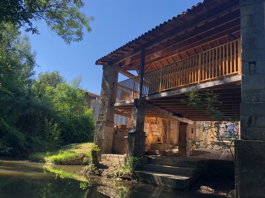 Les Plaisirs d'Irleau : Havre de paix au bord de l'eau. L'embarcadère privatif et sa terrasse : entre farniente et invitation à la découverte du Marais poitevin.