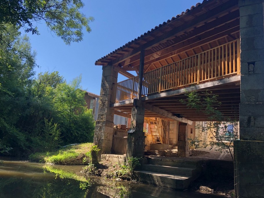 Les Plaisirs d'Irleau : Havre de paix au bord de l'eau. L'embarcadère privatif et sa terrasse : entre farniente et invitation à la découverte du Marais poitevin.