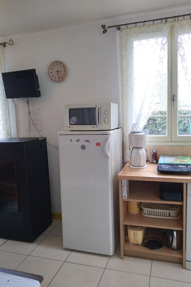 Cuisine bien équipée avec tout le nécessaire de vaisselle, plaque induction, four, micro-ondes, lave-vaisselle, combiné réfrigérateur-congélateur.