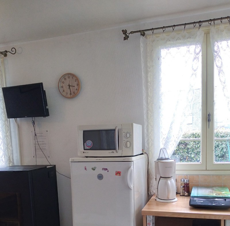 Cuisine bien équipée avec tout le nécessaire de vaisselle, plaque induction, four, micro-ondes, lave-vaisselle, combiné réfrigérateur-congélateur.