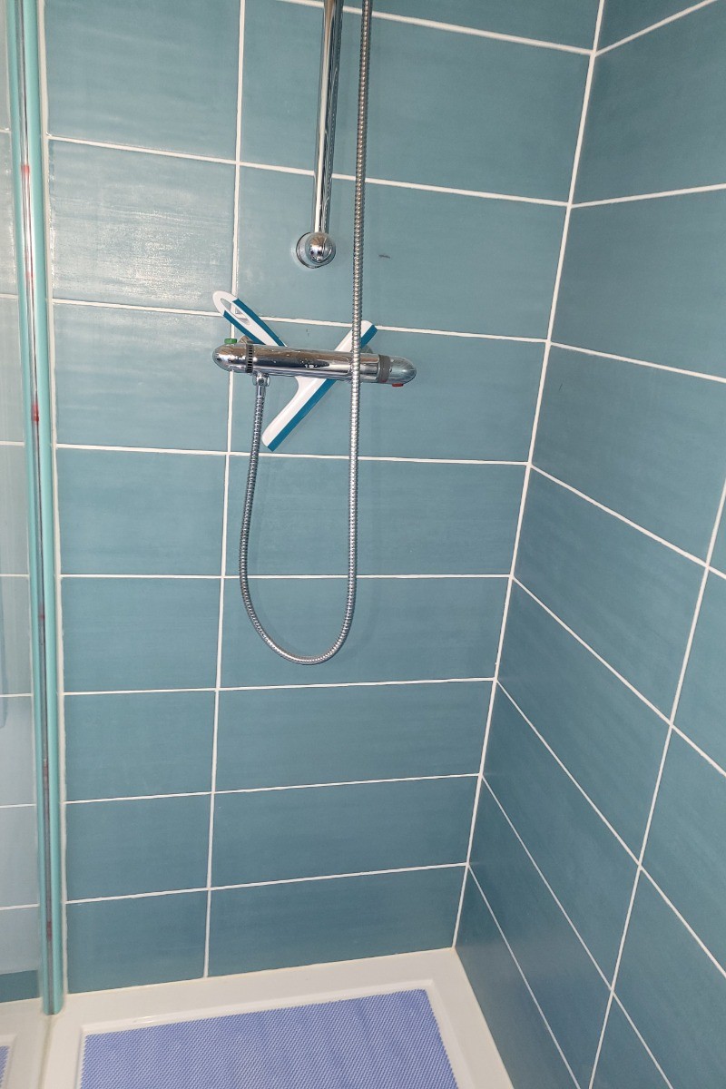 la salle de douche du rez de chaussée