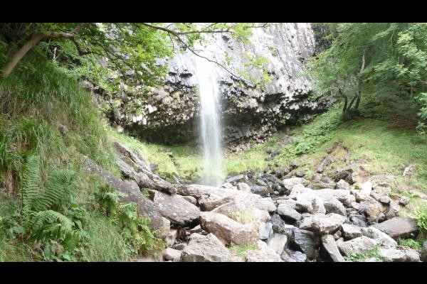 cascade dans la montagne