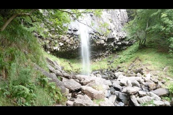 cascade dans la montagne