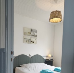 Chambre au rez de chaussée avec lit queen size