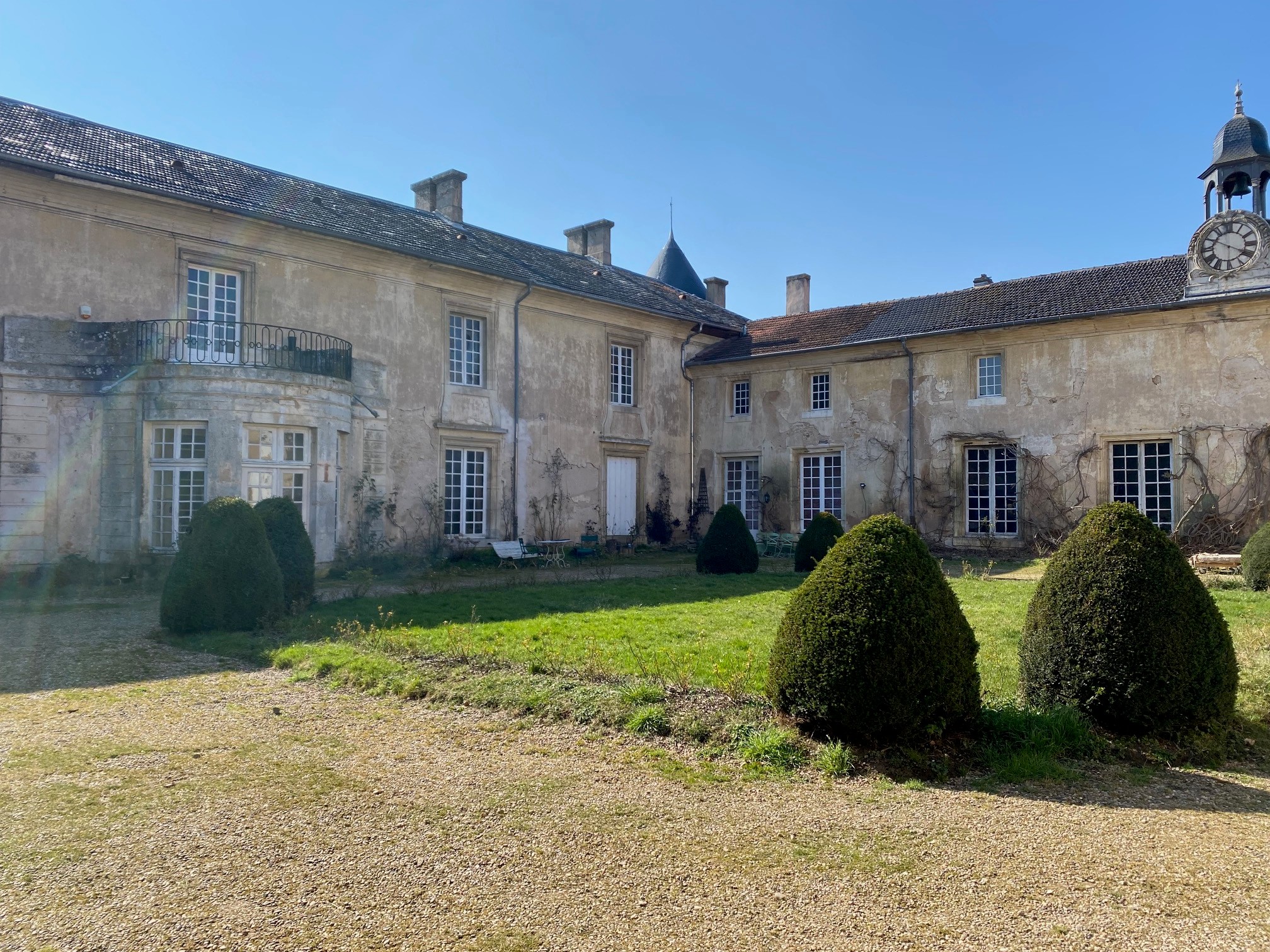 Cour intérieure - Façade Sud et Ouest - Château de Ville au Val 