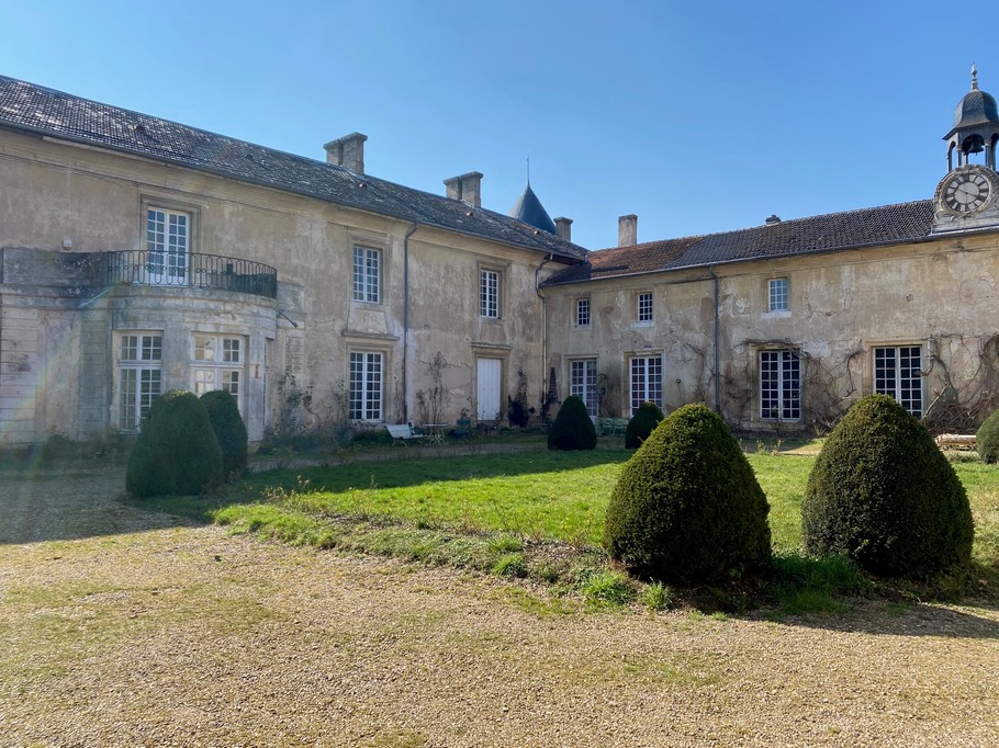 Cour intérieure - Façade Sud et Ouest - Château de Ville au Val