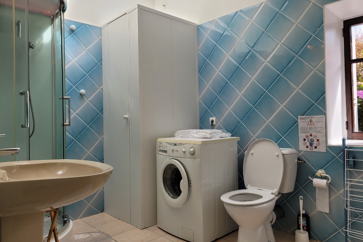Gîte Mayline, la salle d'eau au RDC avec douche lavabo lave-linge et WC
