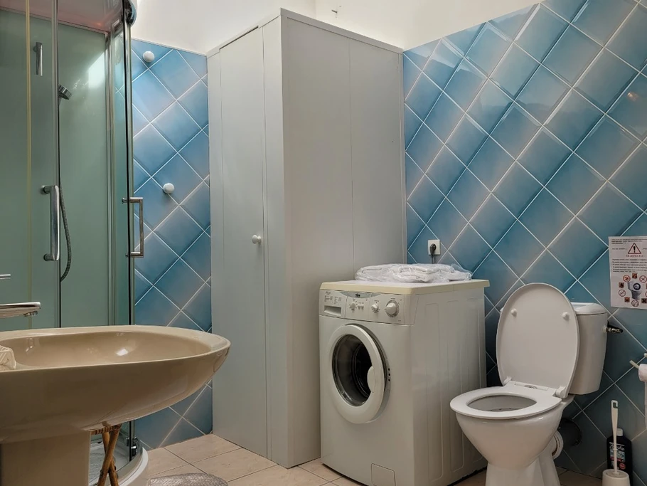 Gîte Mayline, la salle d'eau au RDC avec douche lavabo lave-linge et WC