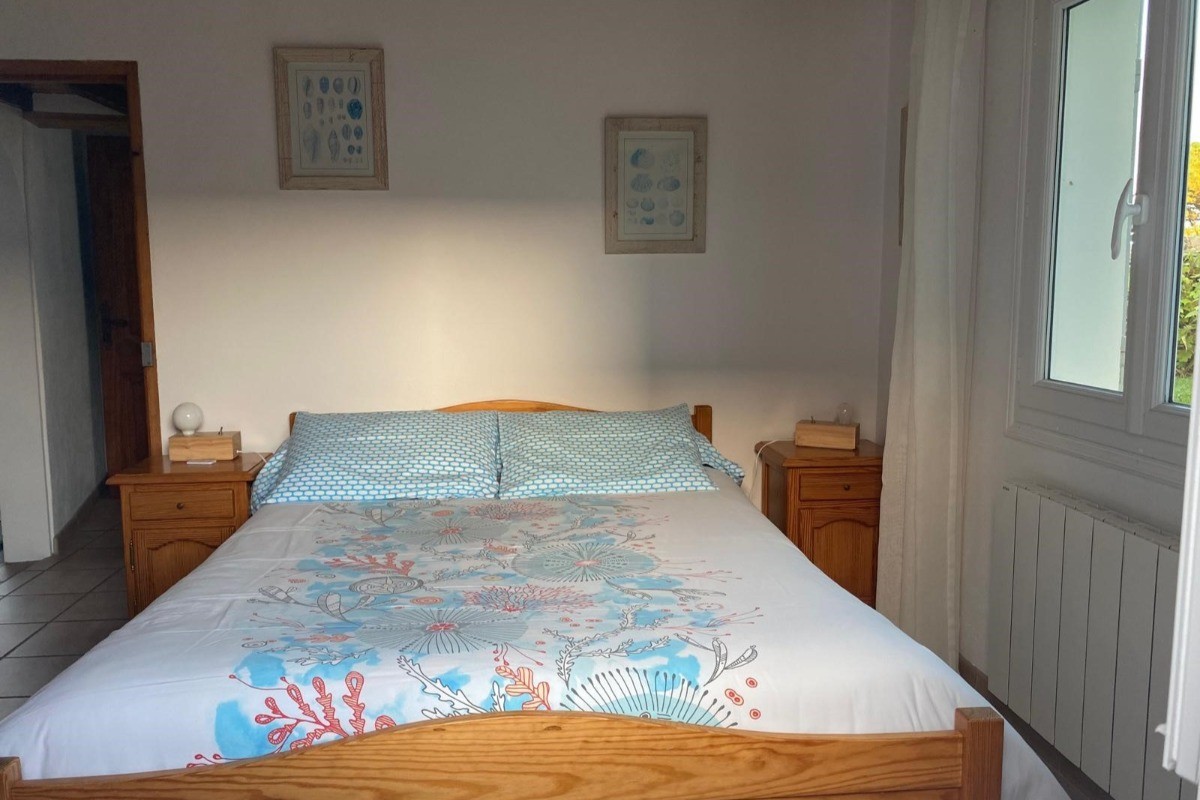 Chambre 1 avec un lit en 140