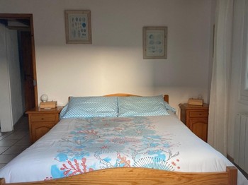 Chambre 1 avec un lit en 140