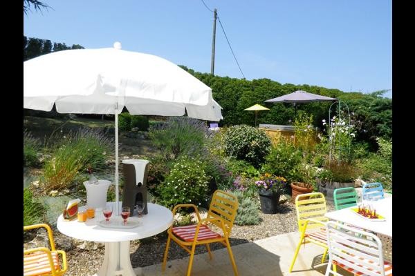 Terrasse à l'arrière de la cuisine, reliée à la piscine