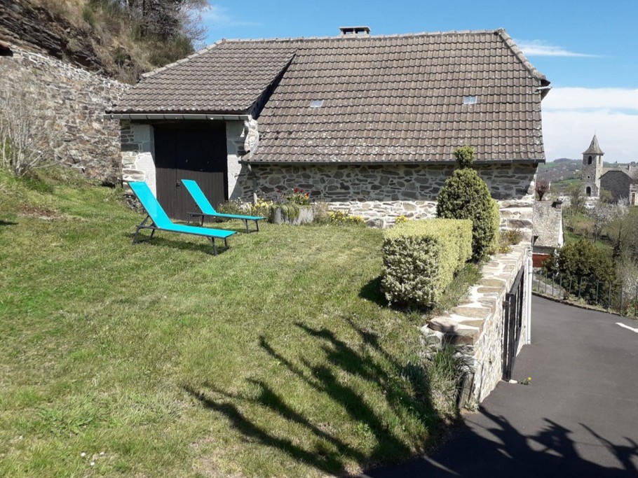 Jardin clos avec transats et vue panoramique, location saisonnière Cantal