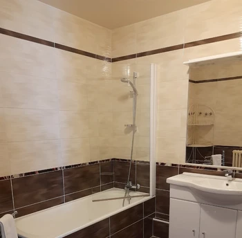 Salle de bains, avec baignoire-douche