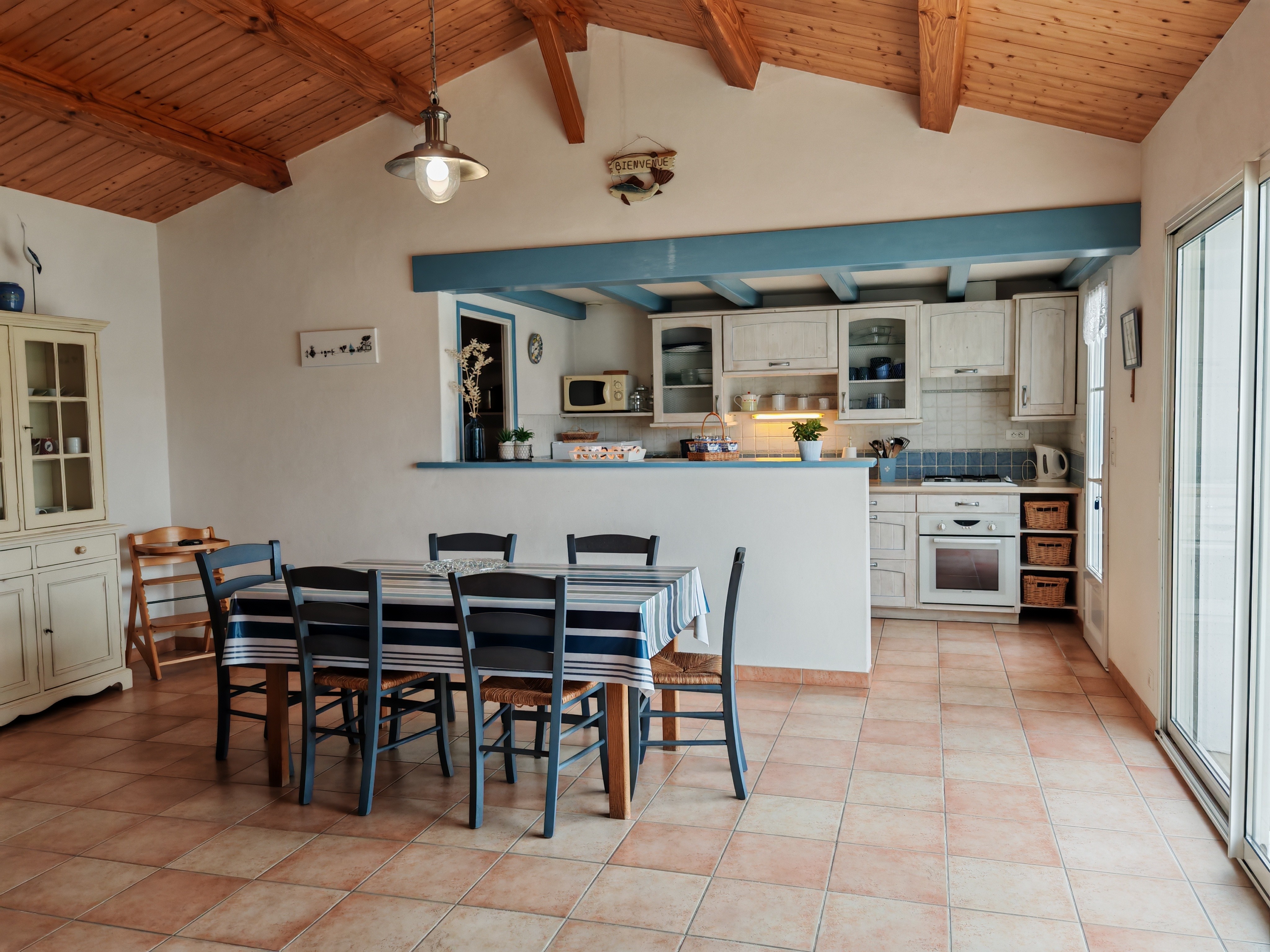 Pièce de vie - vue sur l'espace repas et la cuisine