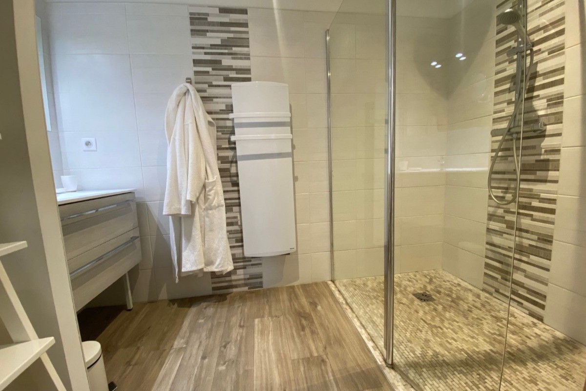 Salle de bain moderne – Location de vacances Hérault.