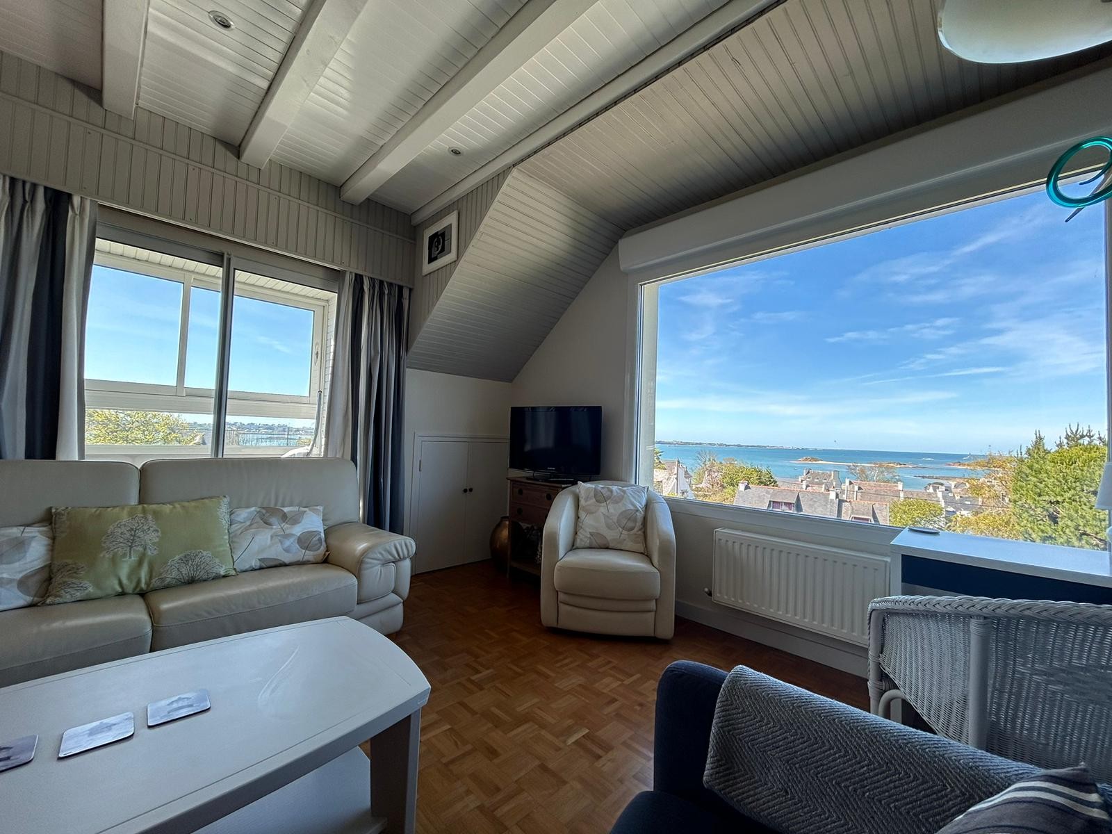 1st floor relaxation room with sublime sea views