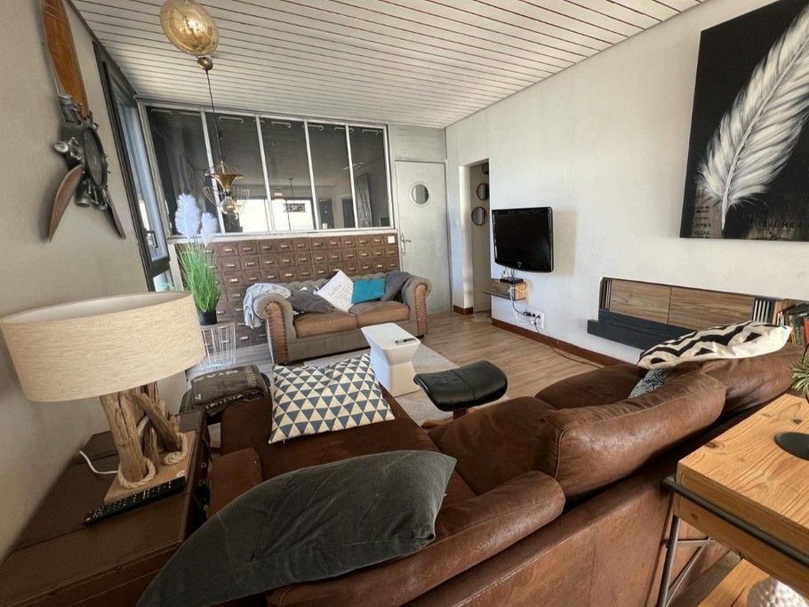 salon TV grand écran plat