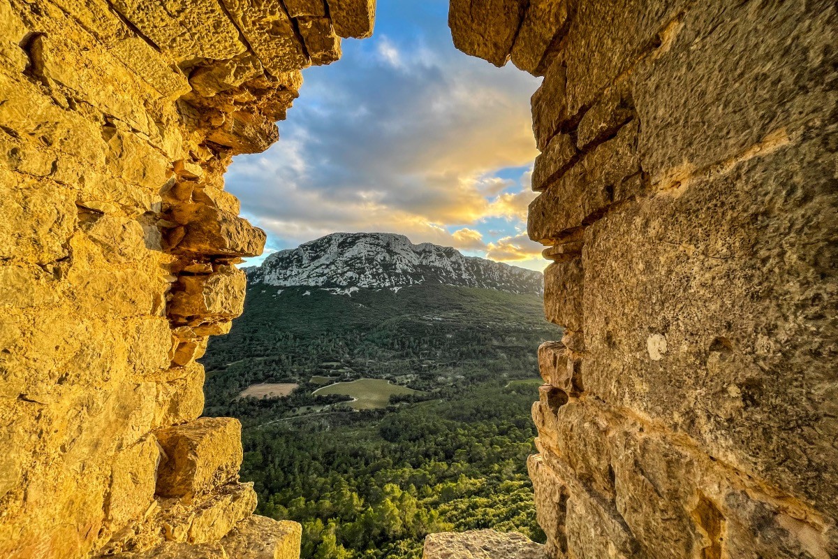 Baie à coussièges du remarquable château médiéval de Viviourés, et sa vue imprenable sur le Pic Saint Loup.
À moins de 10km du gîte.
