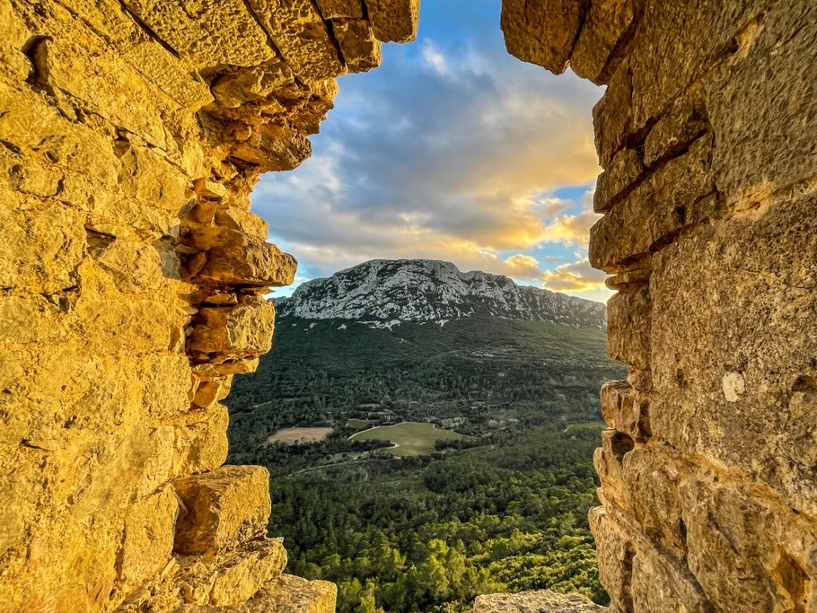 Baie à coussièges du remarquable château médiéval de Viviourés, et sa vue imprenable sur le Pic Saint Loup.
À moins de 10km du gîte.