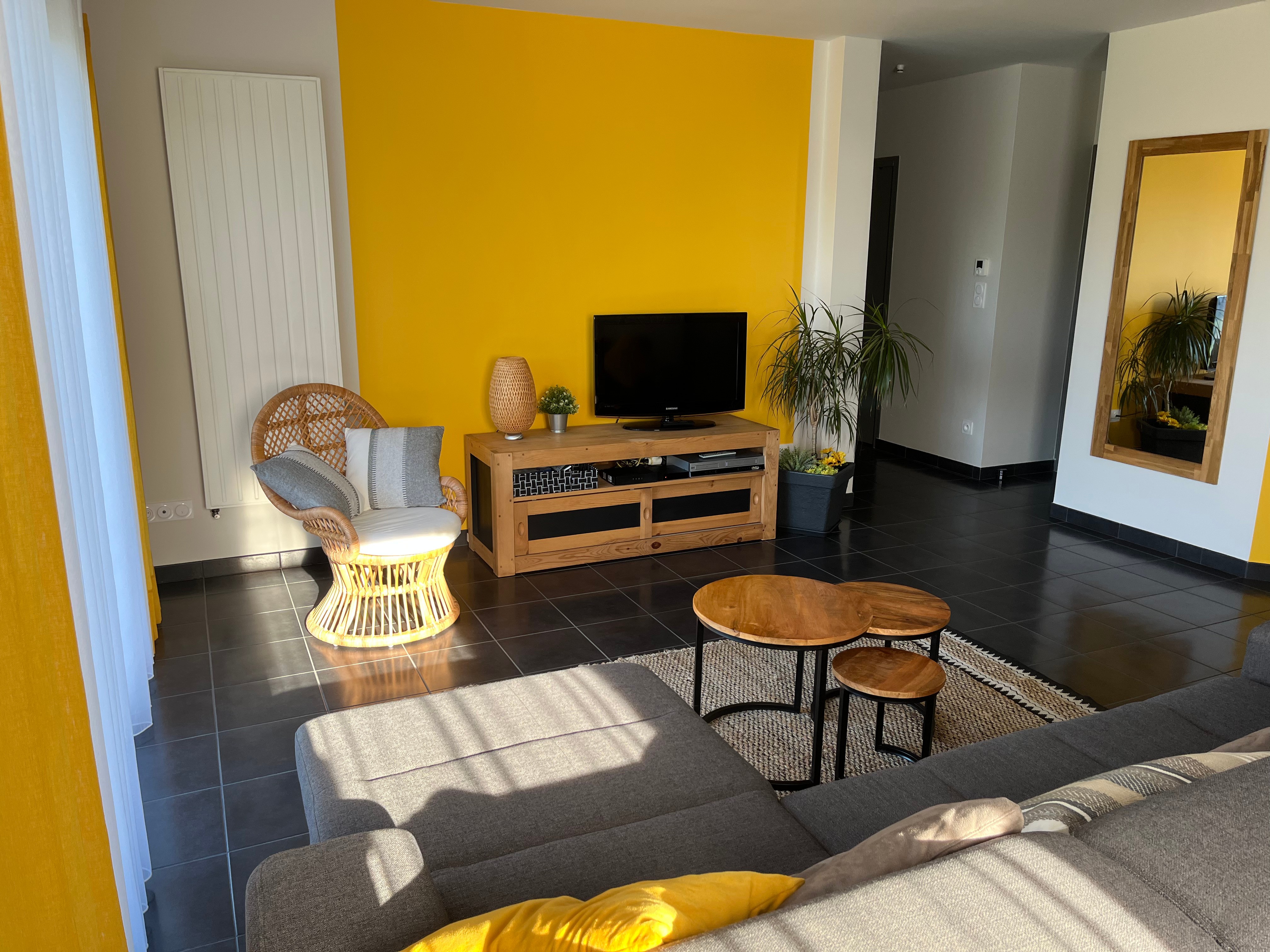 A 35 m² living area comprising a lounge, dining area and kitchen. Sofa bed. Direct access to the terrace and garden from the lounge area. Smart TV with a Netflix subscription and catch-up TV for digital terrestrial channels available.