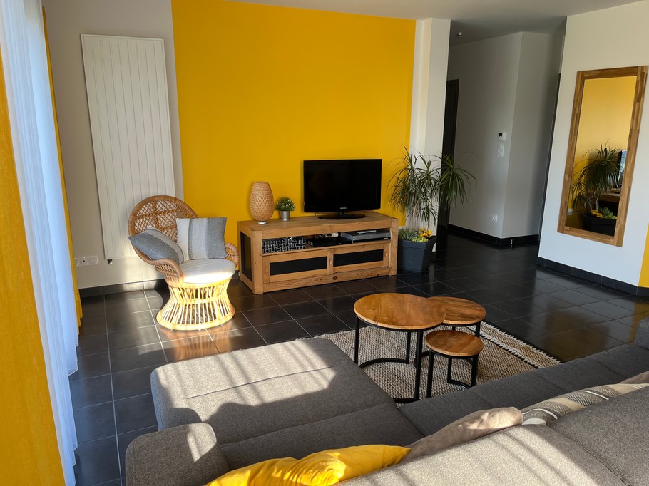 A 35 m² living area comprising a lounge, dining area and kitchen. Sofa bed. Direct access to the terrace and garden from the lounge area. Smart TV with a Netflix subscription and catch-up TV for digital terrestrial channels available.
