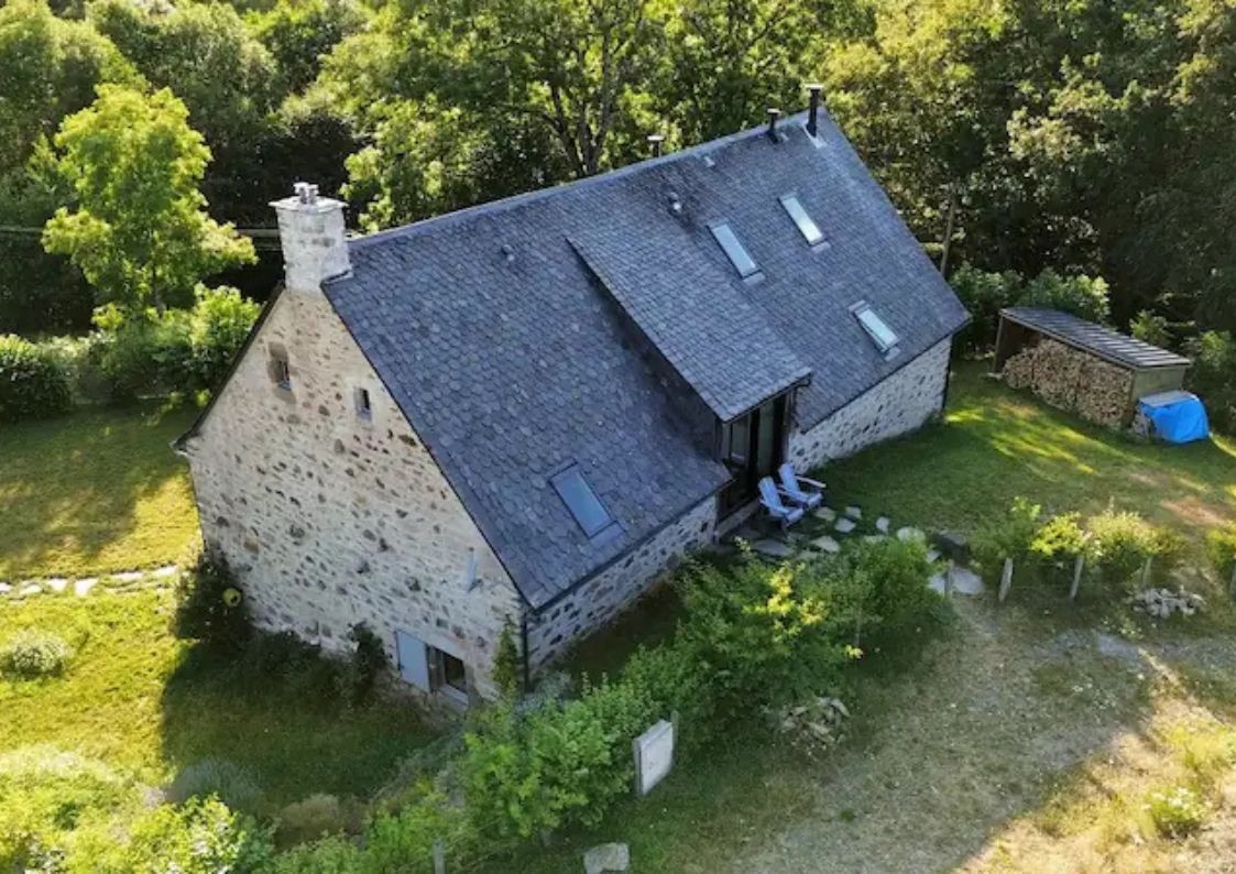 Stone facade with leafy garden in a bed and breakfast in Marchastel