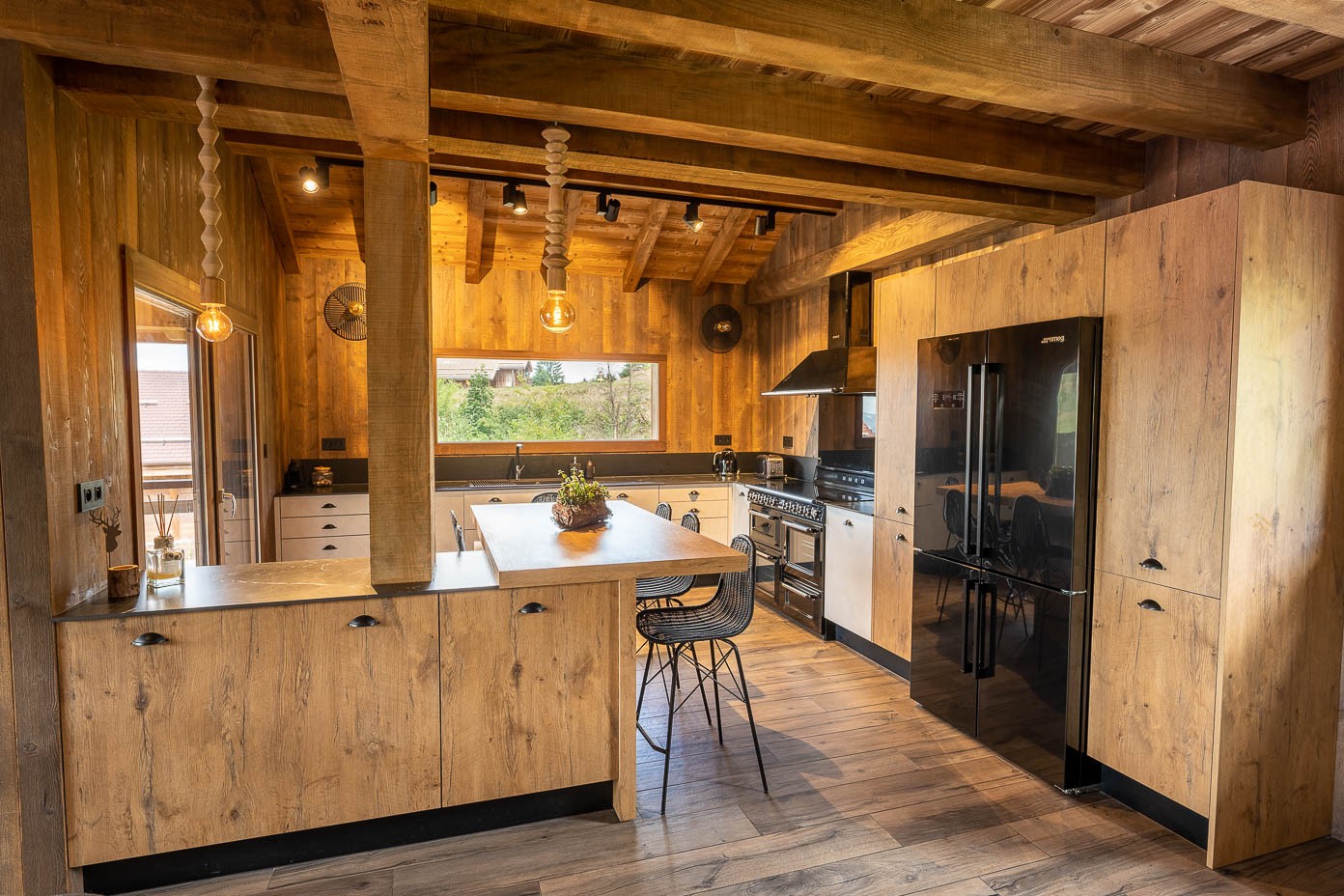 Kitchen opening onto living room - Chalet Perle Noire, Gérardmer