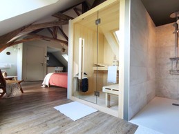 Suite à l'étage, Sauna finlandais pour deux personnes, entièrement vitré avec vue sur la campagne.