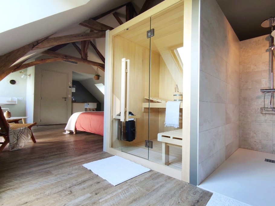 Suite à l'étage, Sauna finlandais pour deux personnes, entièrement vitré avec vue sur la campagne.