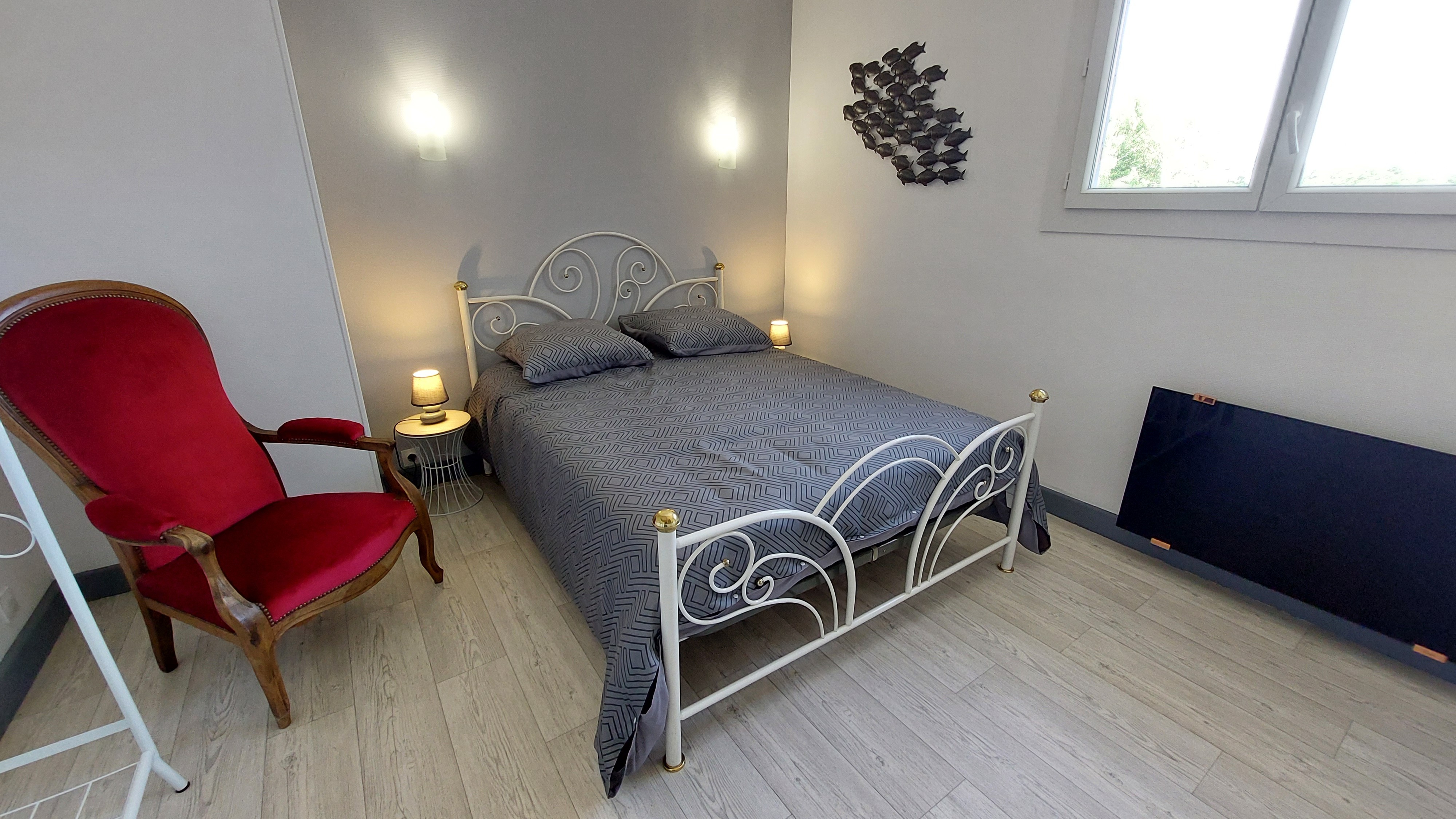 Chambre avec lit double du gîte Lilas à La Villa aux Fleurs