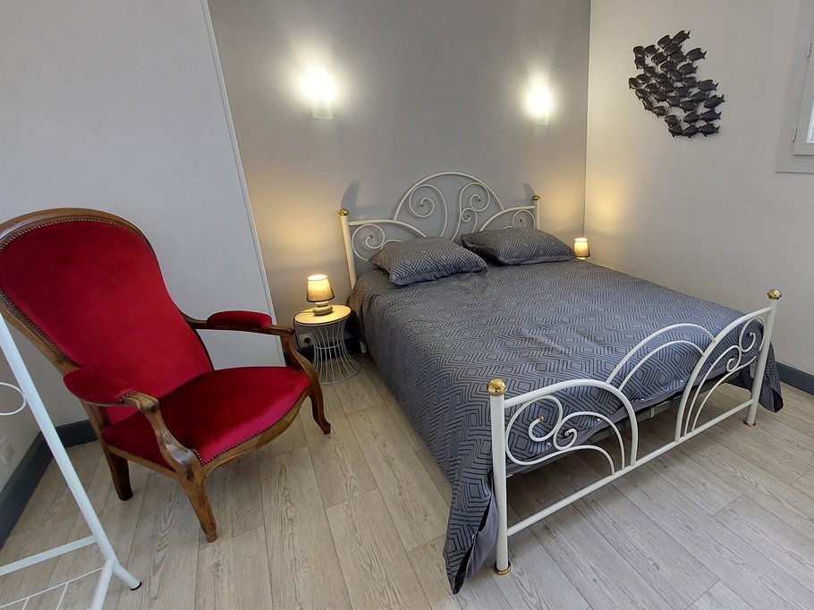 Chambre avec lit double du gîte Lilas à La Villa aux Fleurs