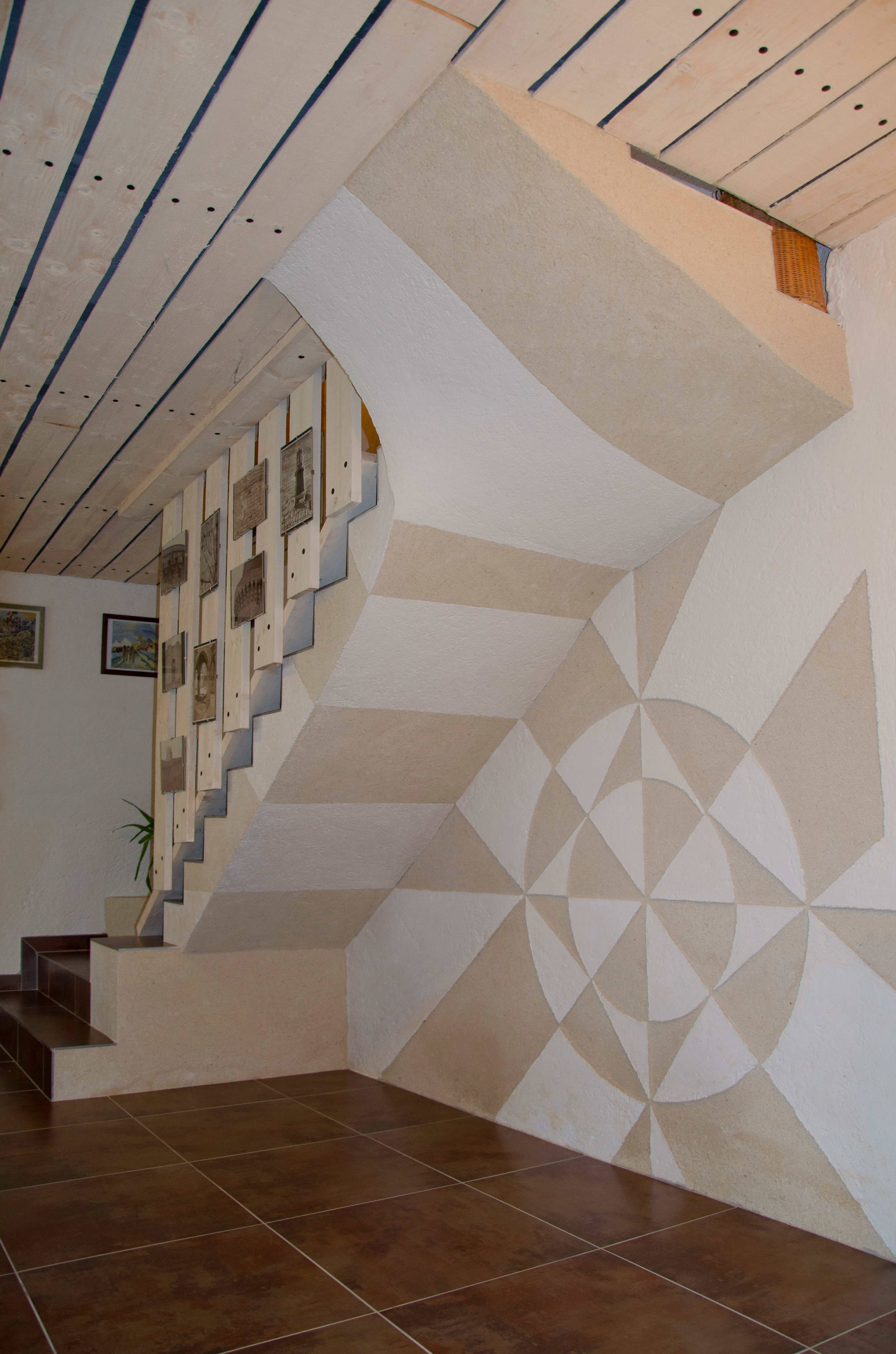 Décoration murale réalisé par Pascal le propriétaire. Grande pièce de vie au RDC avec cuisine, séjour et salon. Poêle à bois.