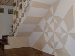 Décoration murale réalisé par Pascal le propriétaire. Grande pièce de vie au RDC avec cuisine, séjour et salon. Poêle à bois.