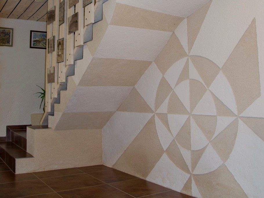 Décoration murale réalisé par Pascal le propriétaire. Grande pièce de vie au RDC avec cuisine, séjour et salon. Poêle à bois.